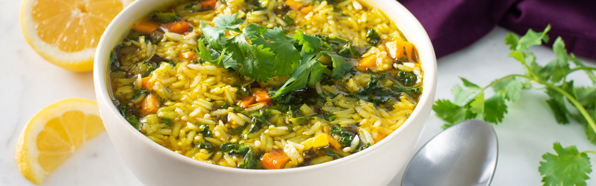 Sopa de vegetales al curry con arroz jazmín y quinoa