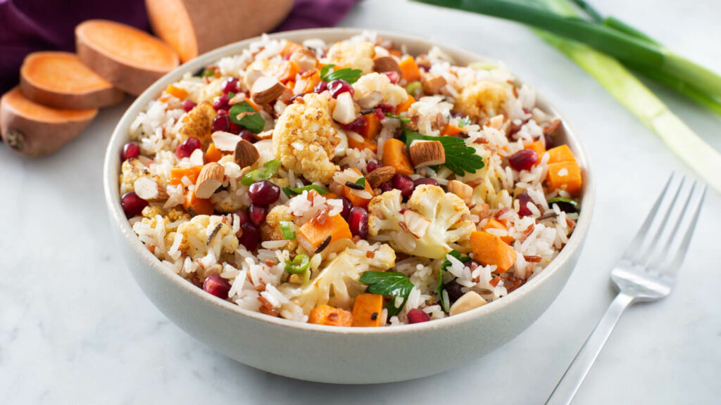 Ensalada de arroz jazmin, arroz salvaje rojo y verduras