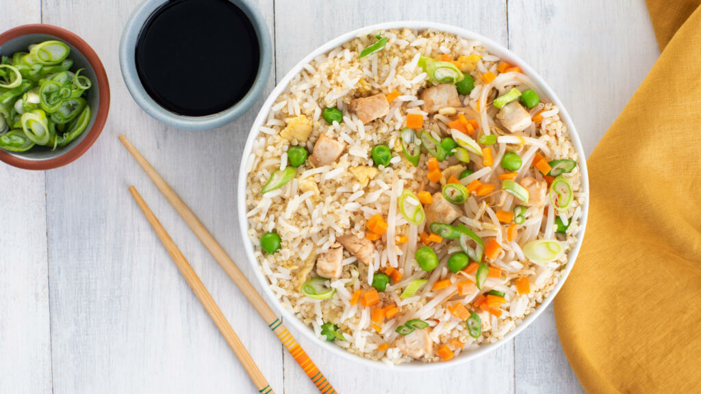 Quinoa stir fry with veggies, chicken and soy sauce