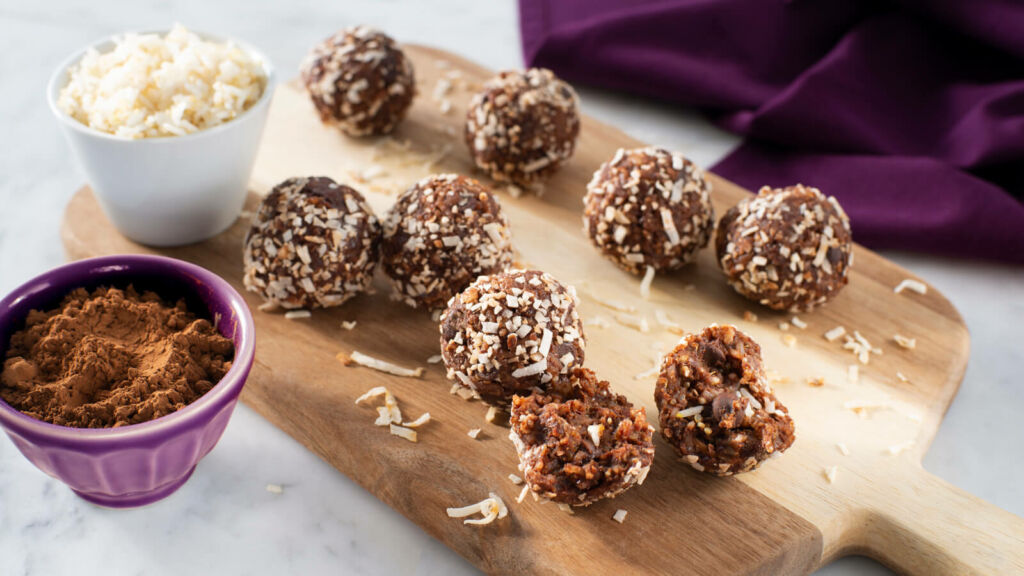 Dark chocolate balls with cocoa powder, quinoa and jasmine rice