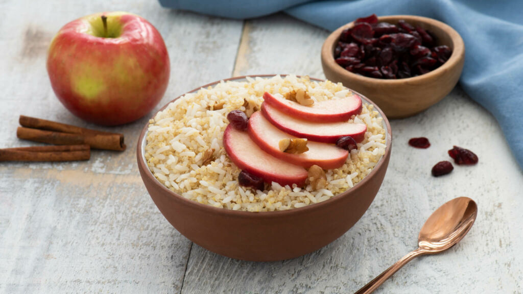 breakfast-rice-bowl-with-apples-jasmine-rice-and-quinoa-with-raisins