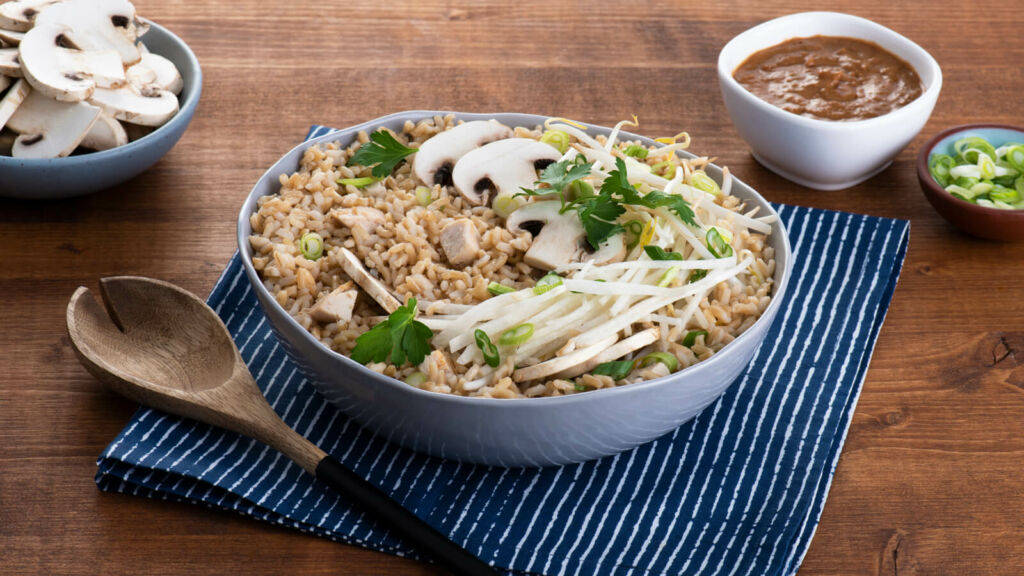 Bowl de arroz con pollo asiático y salsa picante de cacahuate