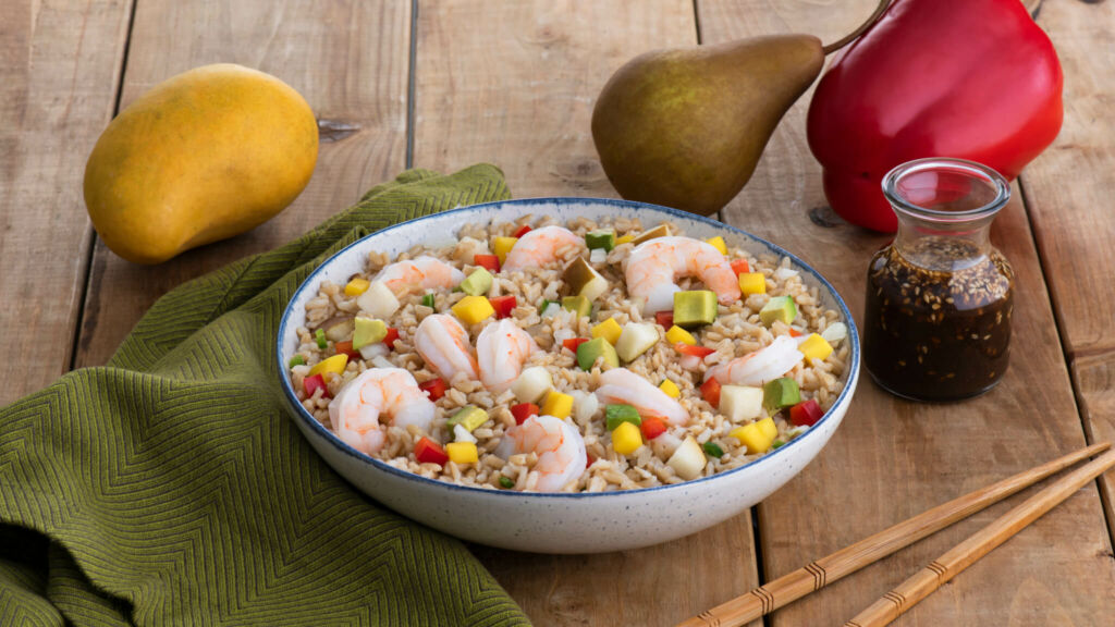 Bowl de arroz integral con camarones, aguacate, mango y peras