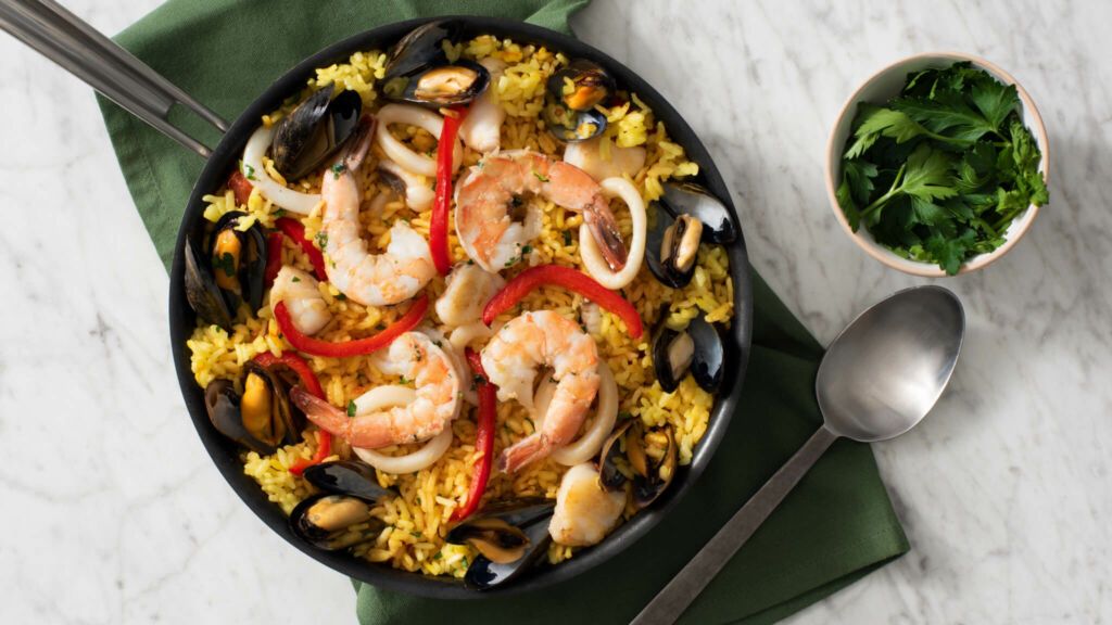 Auténtica paella española con marisco