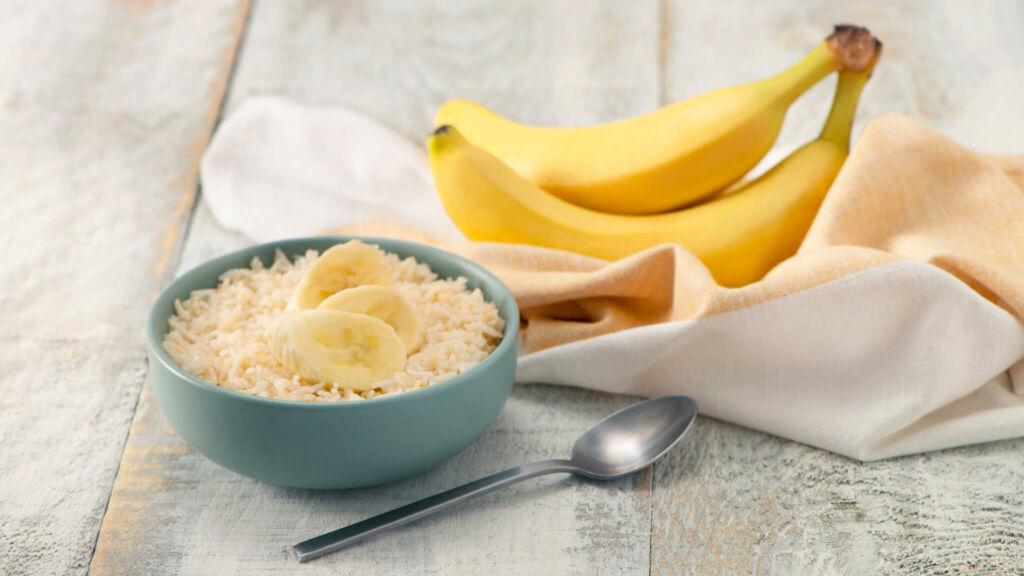 Bowl de arroz basmati con bananas