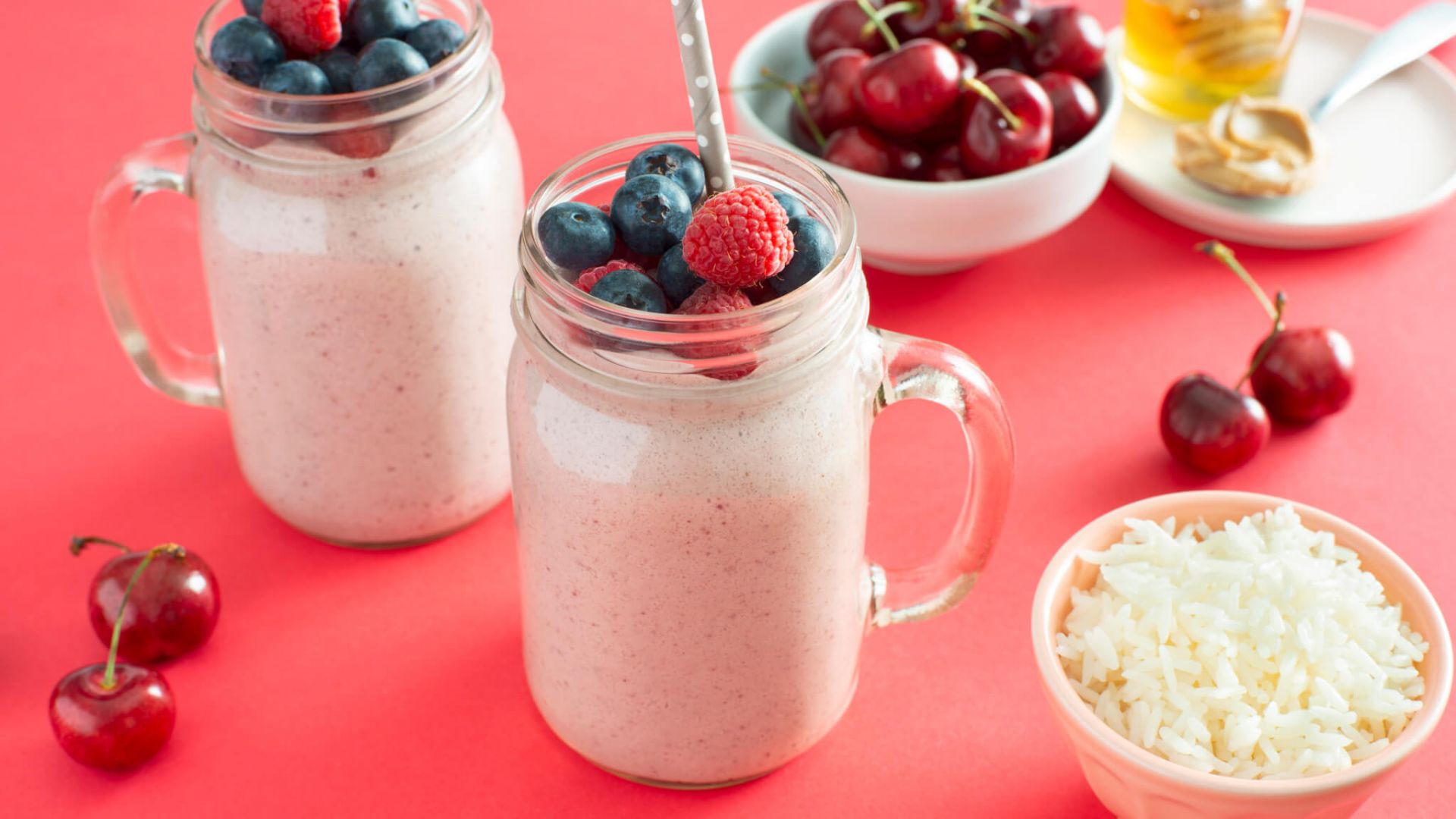 Smoothie de desayuno con arroz y mantequilla de cacahuate