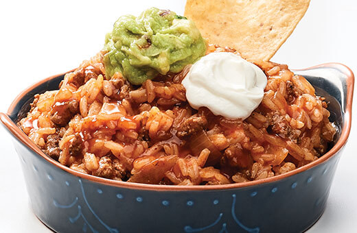 Dip de Enchilada de carne y arroz con guacamole y crema agria