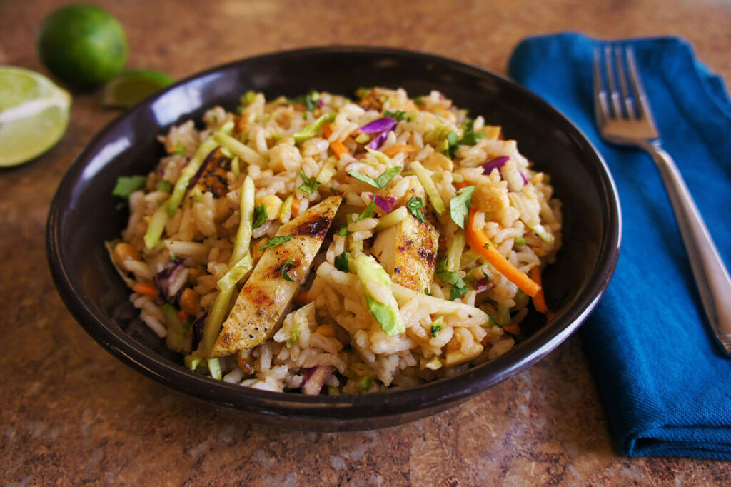 Ensalada picante de arroz jazmín con pollo