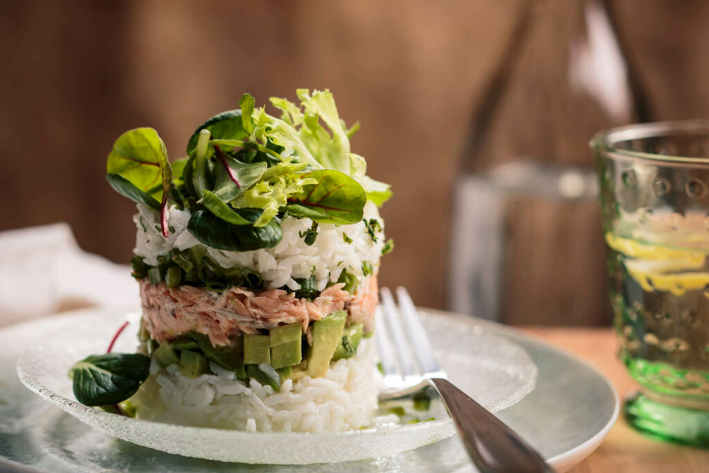 Torres de arroz, salmón picante, aguacate y lechuga