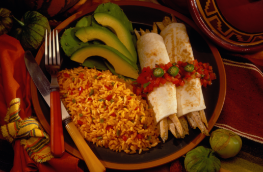Plato de arroz integral a la mexicana con fajitas y aguacate