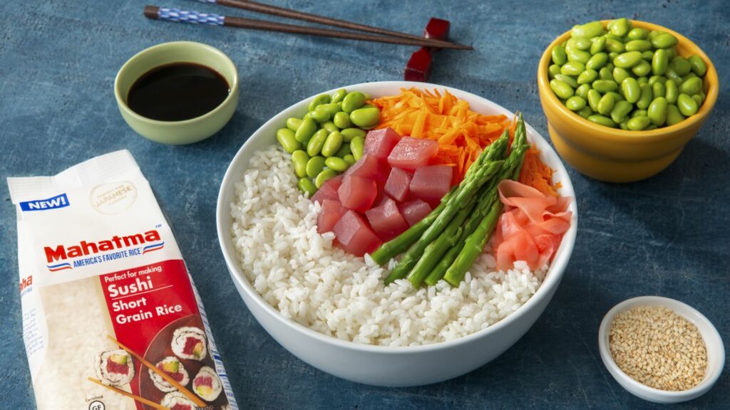 Poke bowl de arroz glutinoso con miso, naranja y sésamo