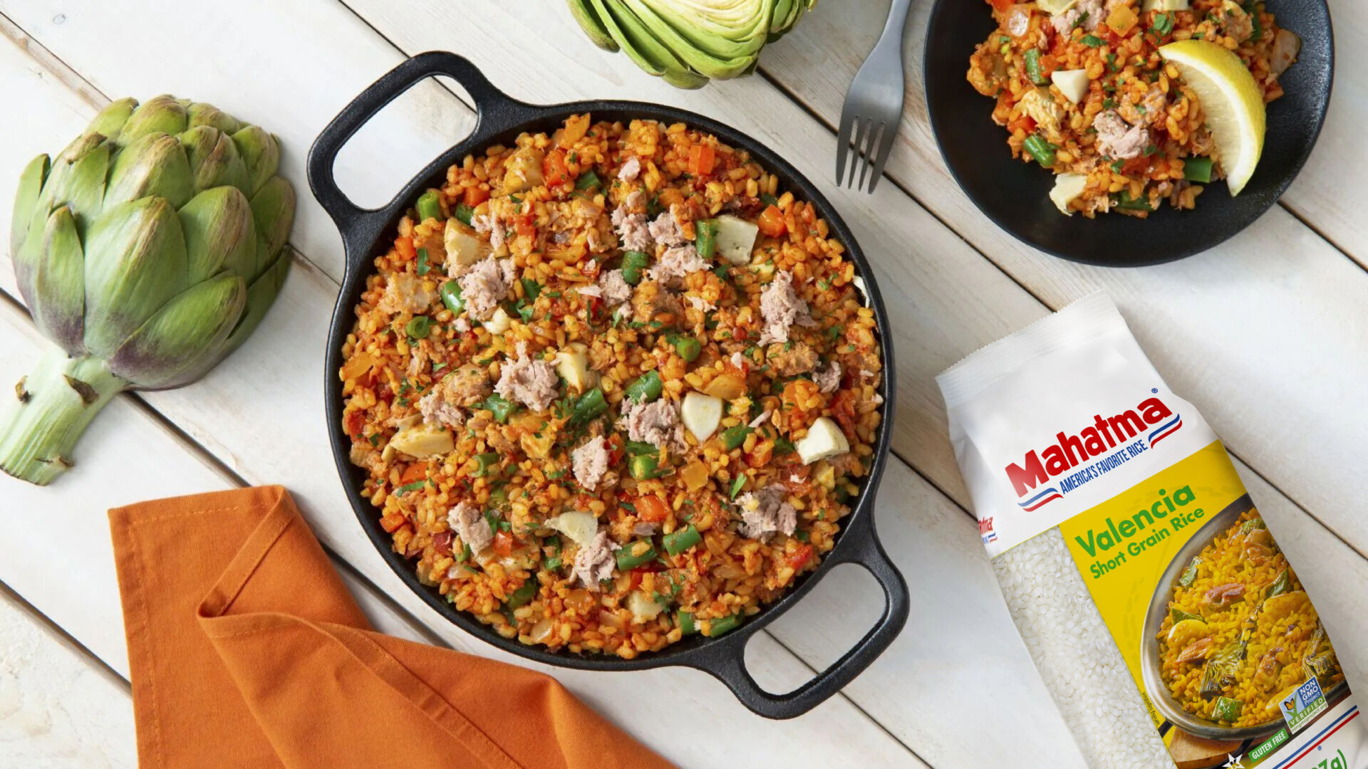 Paella de atún con alcachofas