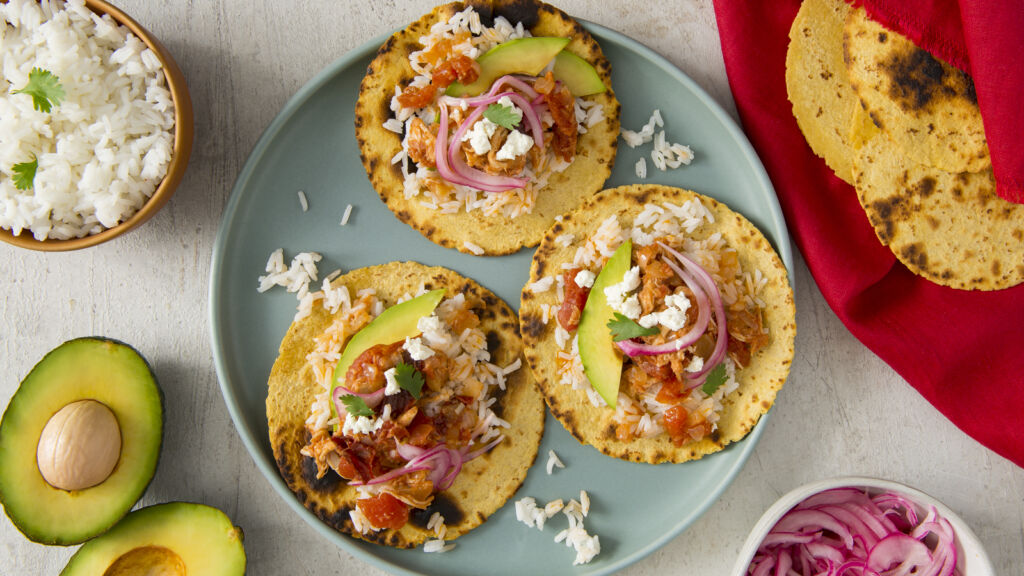 Tacos de tinga de pollo con arroz