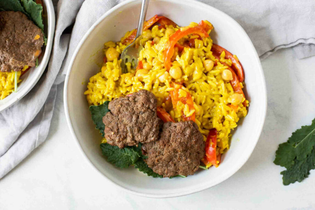 Curry jasmine rice with beef burger patties, vegetables and kale