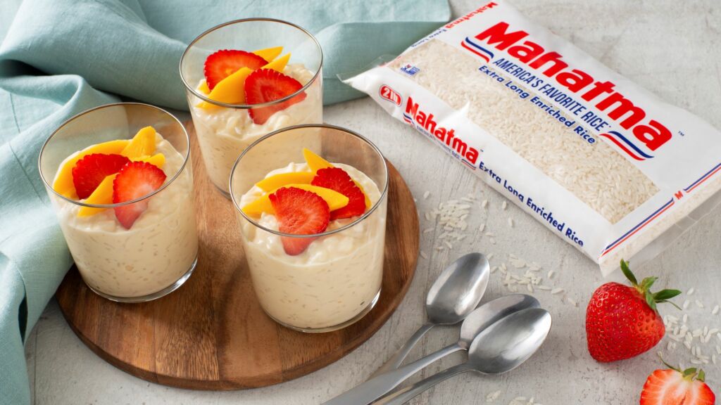 Arroz con tres leches cubierto de fruta fresca