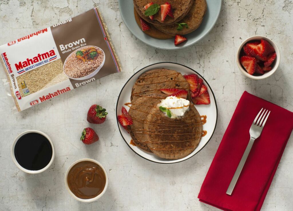 Chocolate-pancakes-with-brown-rice-and-strawberries