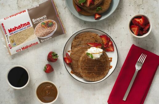 Chocolate-pancakes-with-brown-rice-and-strawberries