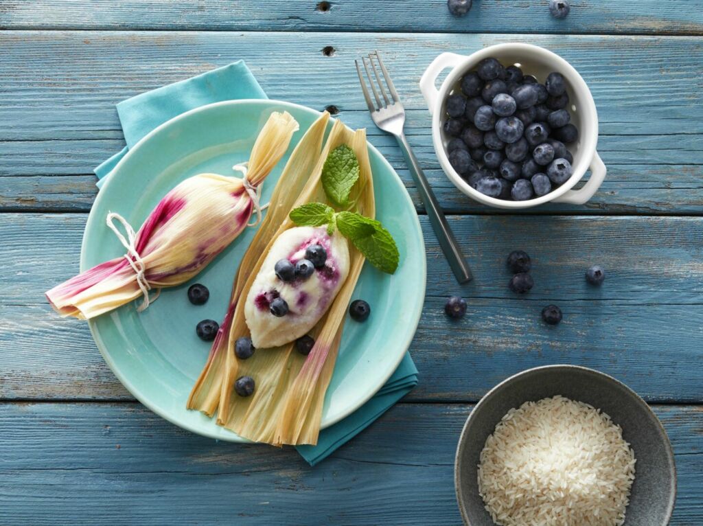 Sweet-rice-tamales-with-blueberries-and-cream-cheese