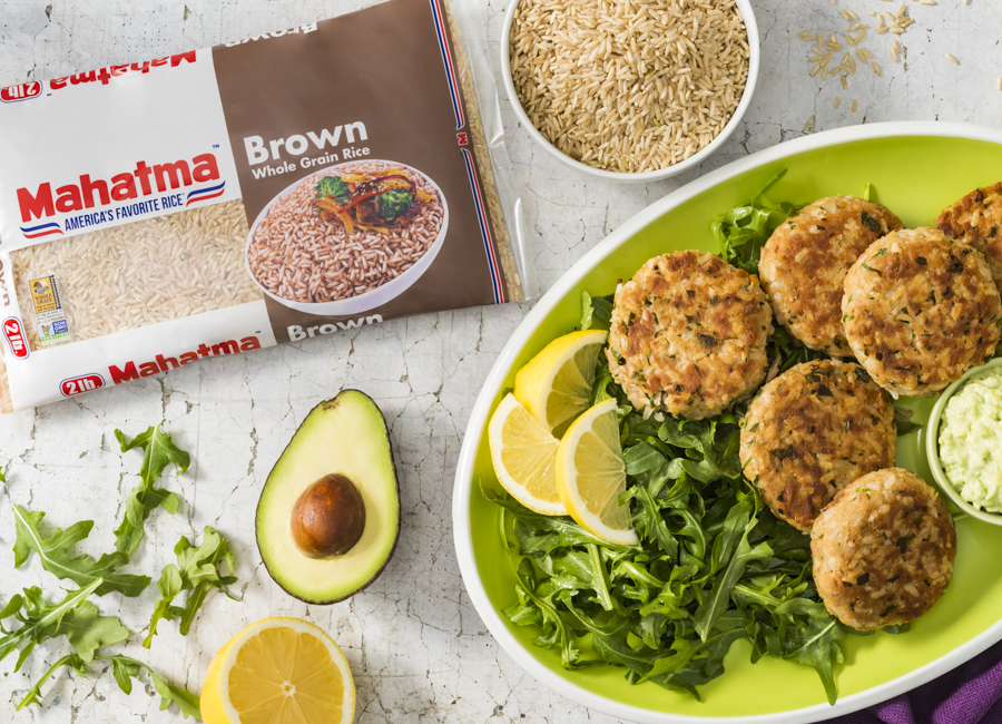 tuna-patties-with-brown-rice-served-with-avocado-mayonnaise-and-arugula-salad