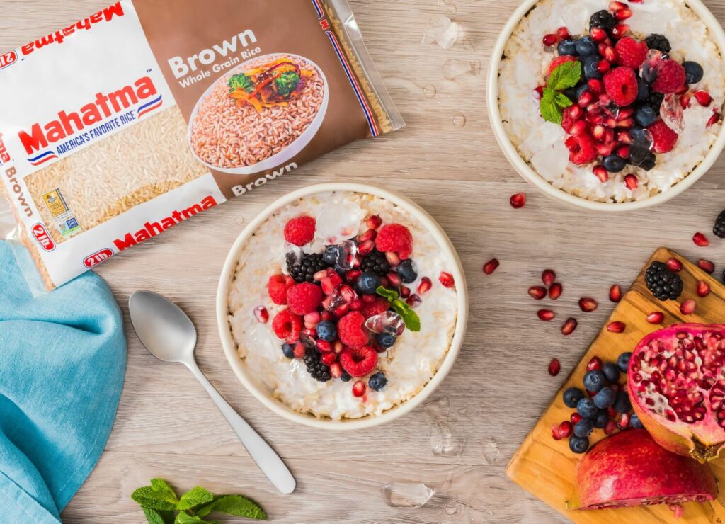 cereal-bowl-with-brown-rice-topped-with-fresh-fruit