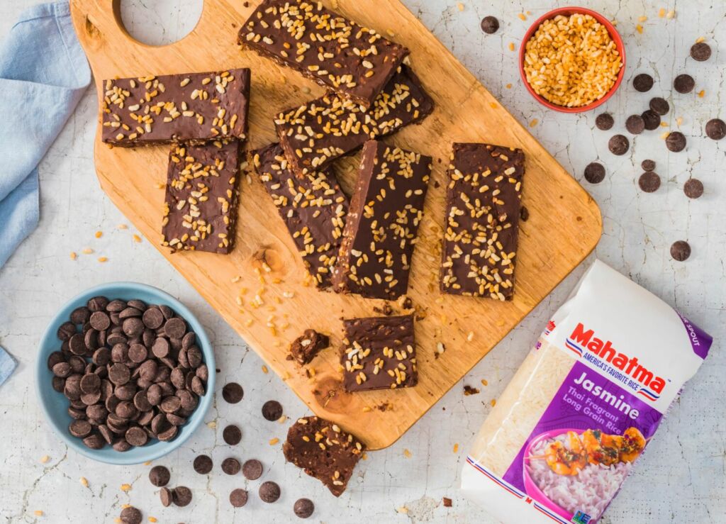 chocolate-bars-with-puffed-rice-and-peanut-butter